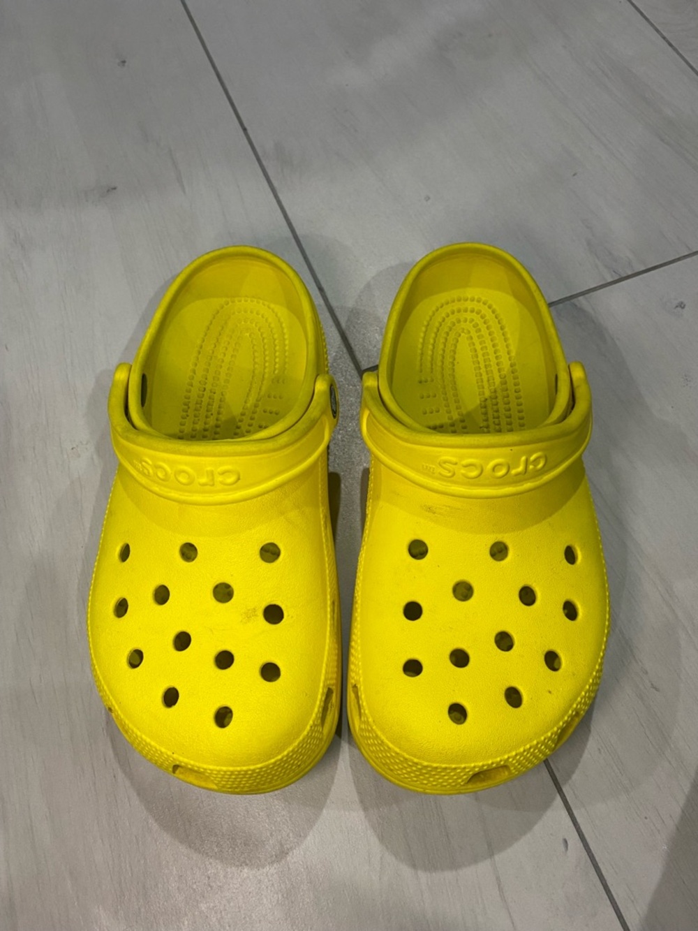 CROCS women 7 men 5 Classic Clog in Bright Yellow
